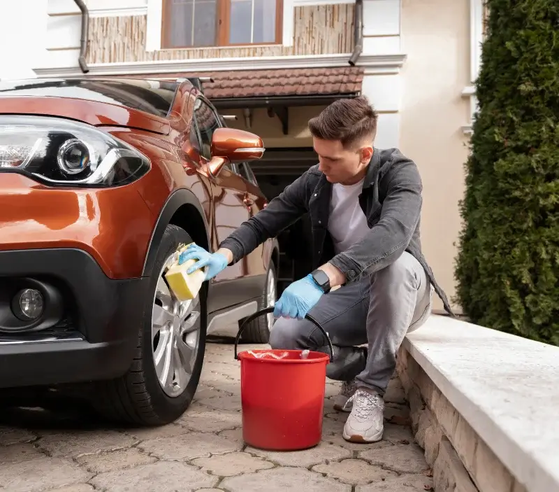 Lavage auto à domicile Eyne : professionnel intervenant sur un véhicule